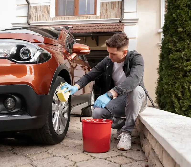 Lavage auto à domicile Laà-Mondrans : professionnel intervenant sur un véhicule